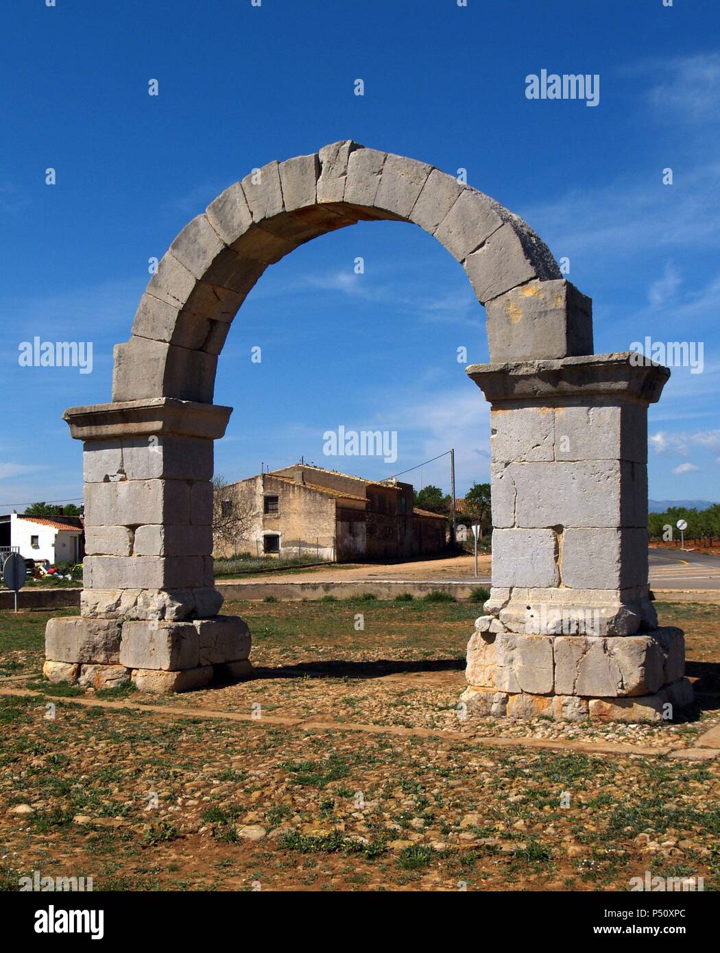 ARTE ROMANO. ESPAÑA. ARCO ROMANO. S. II. Está situado sobre la antigua Vía Augusta. Monumento histórico-artístico. Cabanes. Provincia de Castellón. Comunidad Valenciana. Foto Stock