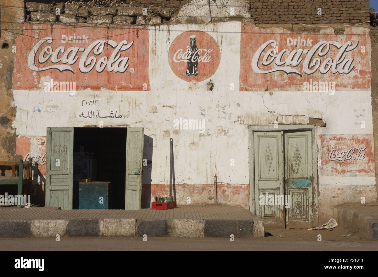Facciata di un edificio con Coca-Cola pubblicità. Luxor. L'Egitto. Foto Stock