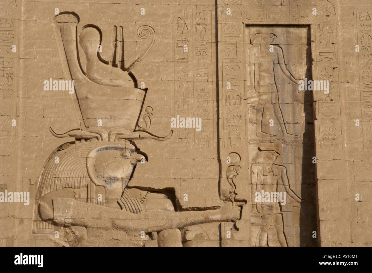 Tempio di Horus. Dio Horus con doppia corona. Ingresso principale. Primo pilone. Dettaglio. Edfu. L'Egitto. Foto Stock