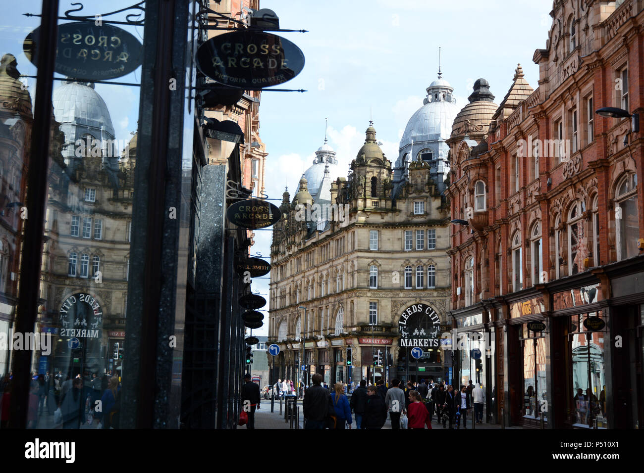 Xix secolo in stile vittoriano architettura gotica in una zona pedonale vicino al mercato Kirkgate nella città inglese di Leeds, nello Yorkshire, Regno Unito. Foto Stock