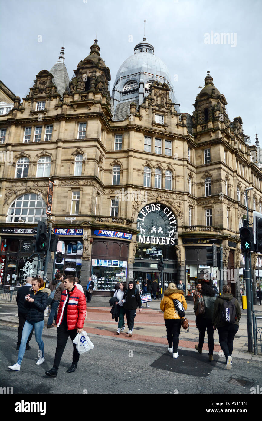 Xix secolo gotico vittoriano architettura e l'ingresso al mercato Kirkgate nella città inglese di Leeds, nello Yorkshire, Regno Unito. Foto Stock