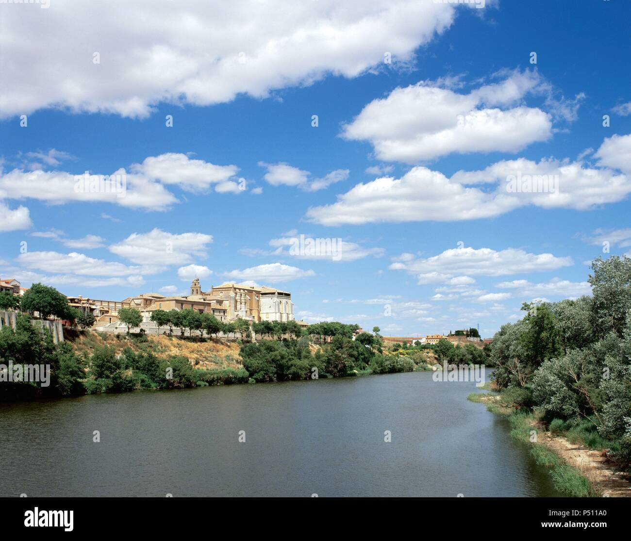 Spagna. Castiglia e Leon. A Tordesillas. Paesaggio con fiume Douro. Lasciato il Monastero reale di Santa Clara, fondata nel 1363. Foto Stock