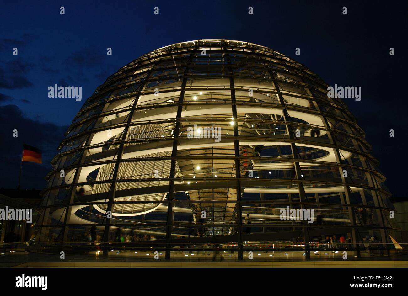 Cupola del Reichstag, sede del parlamento tedesco, progettato da Norman Foster (b.1935). Interno. Notte. Berlino. Germania. Foto Stock