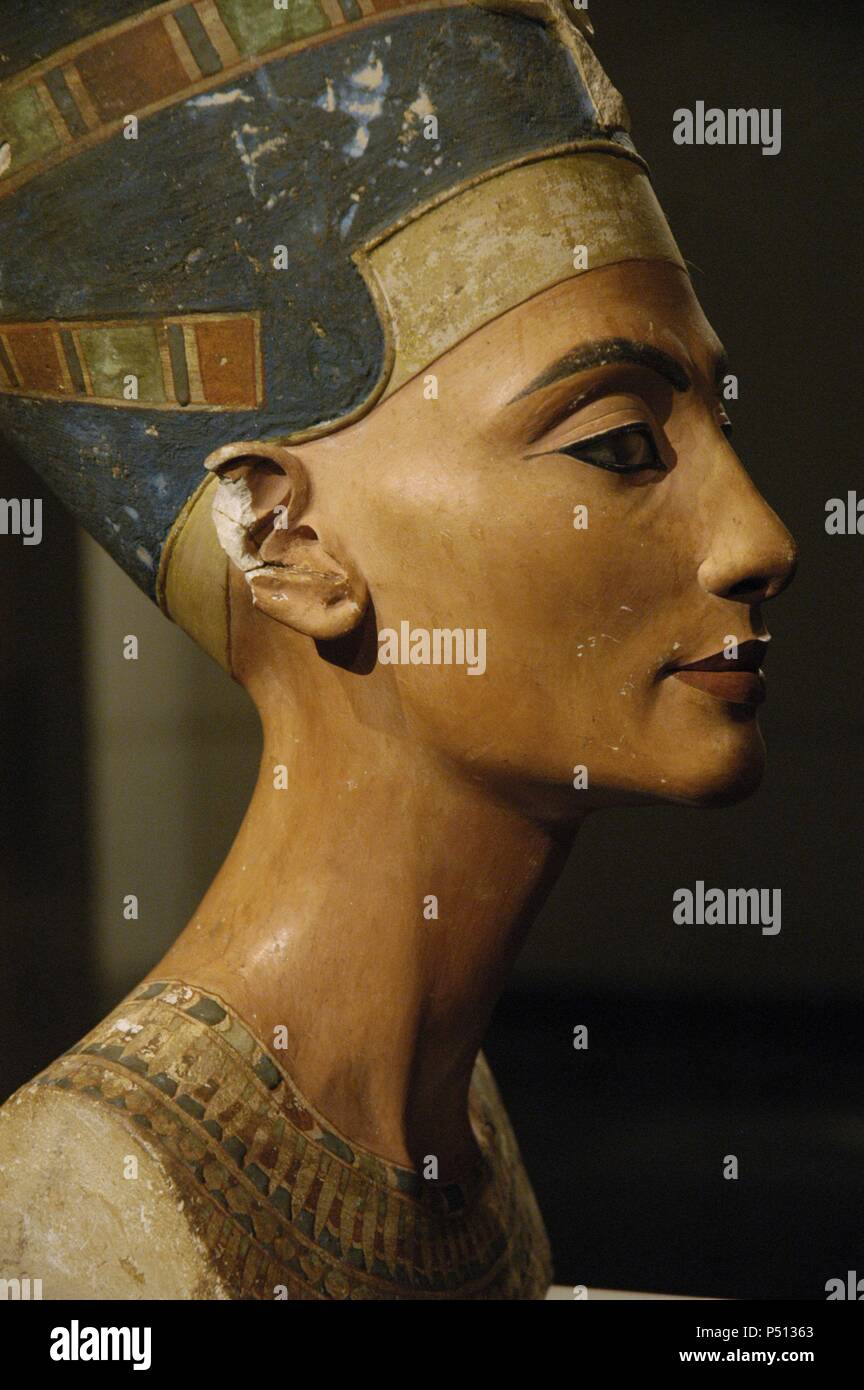 Arte Egizia Nefertiti. Il XIV secolo A.C. La Principessa egiziana, moglie di Amenhotep IV Akhenaton. Busto. Il calcare e stucco. Si ritiene che sia stato creato nel 1345 BC dallo scultore Thutmosi. Nuovo Regno. Xviii dinastia. Esso proviene da Tell-el-Amarna. Museo Egizio di Berlino (Neues Museum). Germania. Foto Stock