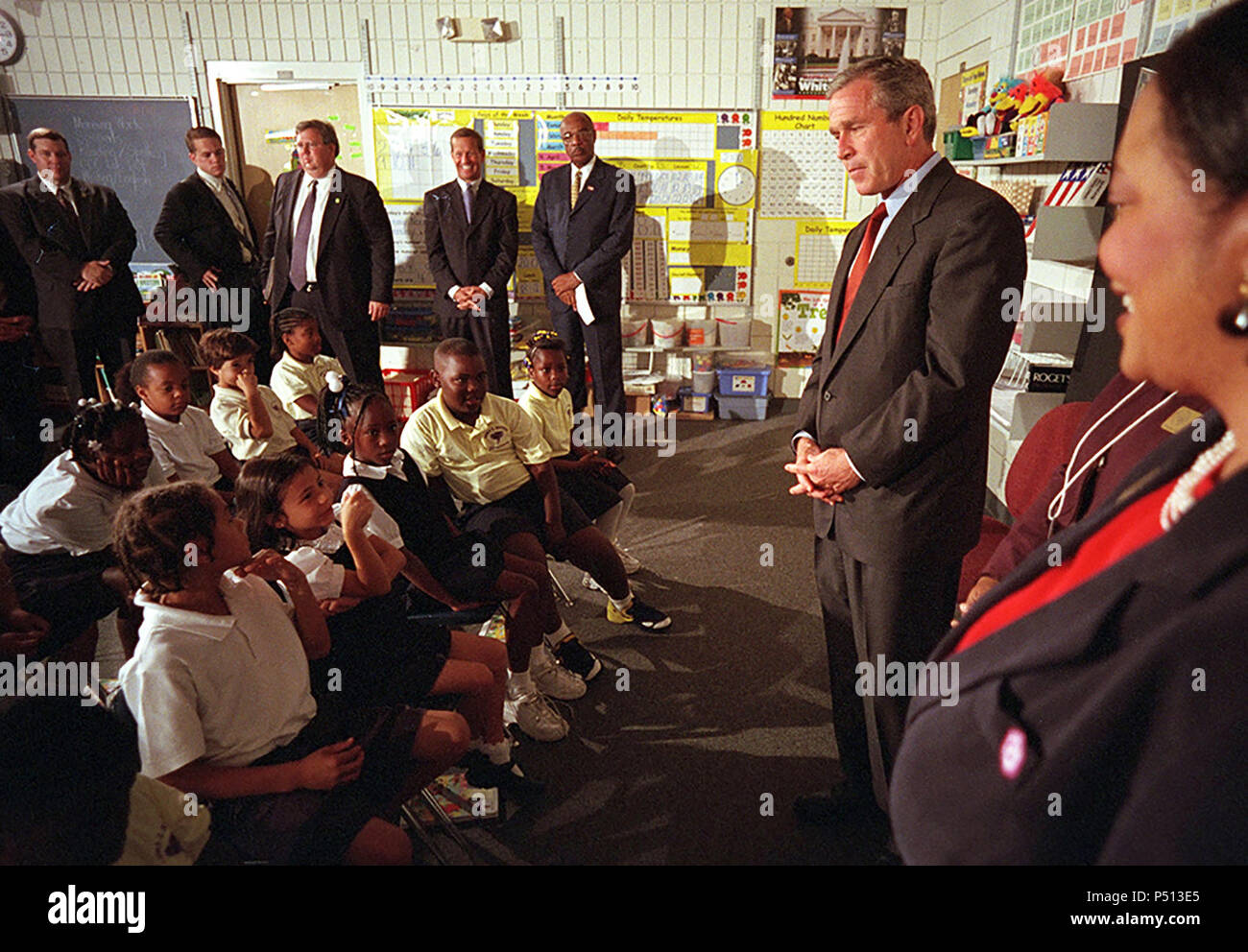 Il presidente George W. Bush parla con gli studenti di Emma E. Booker Scuola Elementare Martedì, Settembre 11, 2001, di Sarasota in Florida. Foto Stock