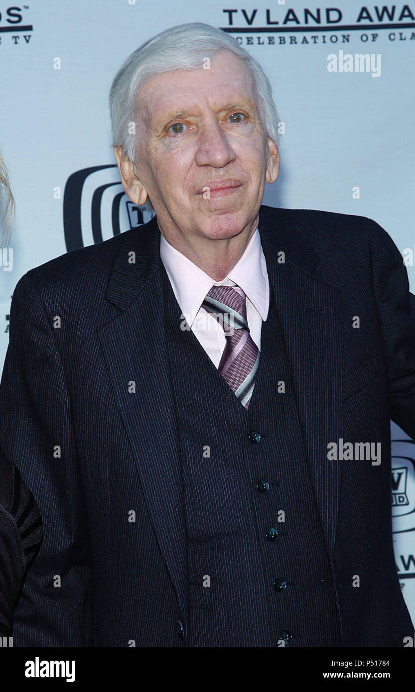 Bob denver (Gilligan) arrivando alla TV Land Awards, una celebrazione di Classic TV a Hollywood Palladium di Los Angeles. Marzo 7, 2004. DenverBob028 Red Carpet Event, verticale, STATI UNITI D'AMERICA, industria cinematografica, celebrità, fotografia, Bestof, arte cultura e intrattenimento, Topix celebrità moda / Verticale, meglio di, evento nella vita di Hollywood - California, moquette rossa e dietro le quinte, USA, industria cinematografica, celebrità, movie celebrità, personaggi televisivi, musica celebrità, fotografia, Bestof, arte cultura e intrattenimento, Topix, verticale, una persona, da anni , 2003-2005, inchiesta tsuni@GA Foto Stock