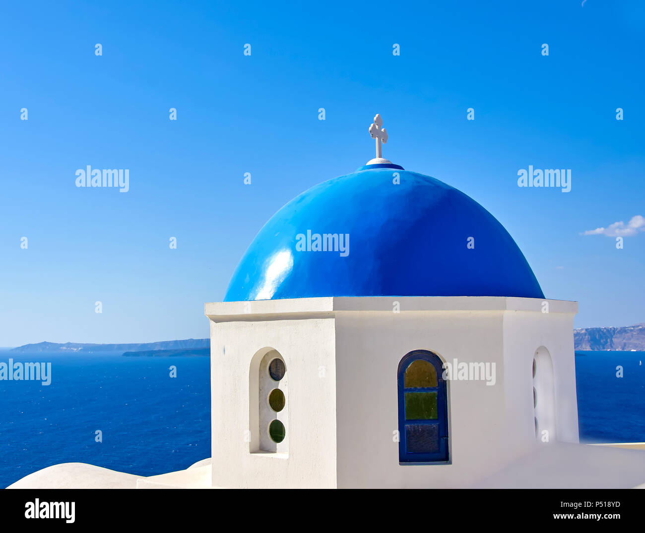 Classico paesaggio comprende bianco edificio blu, blu cielo e mare di Oia a Santorini Island, Grecia Foto Stock