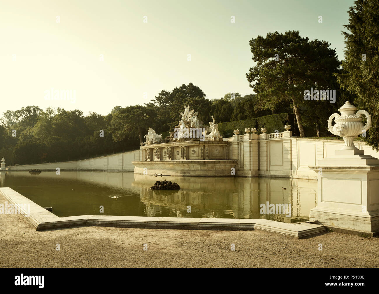 Vienna, Austria - Agosto 03, 2014: fontana nel giardino del Palazzo di Schonbrunn a Vienna, in Austria Foto Stock