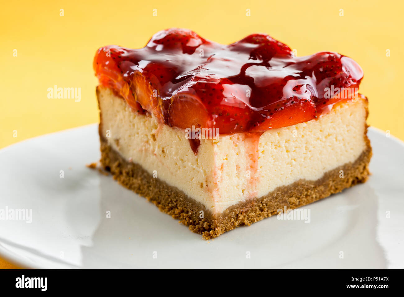 Fetta di fragola deliziosa torta di formaggio Foto Stock