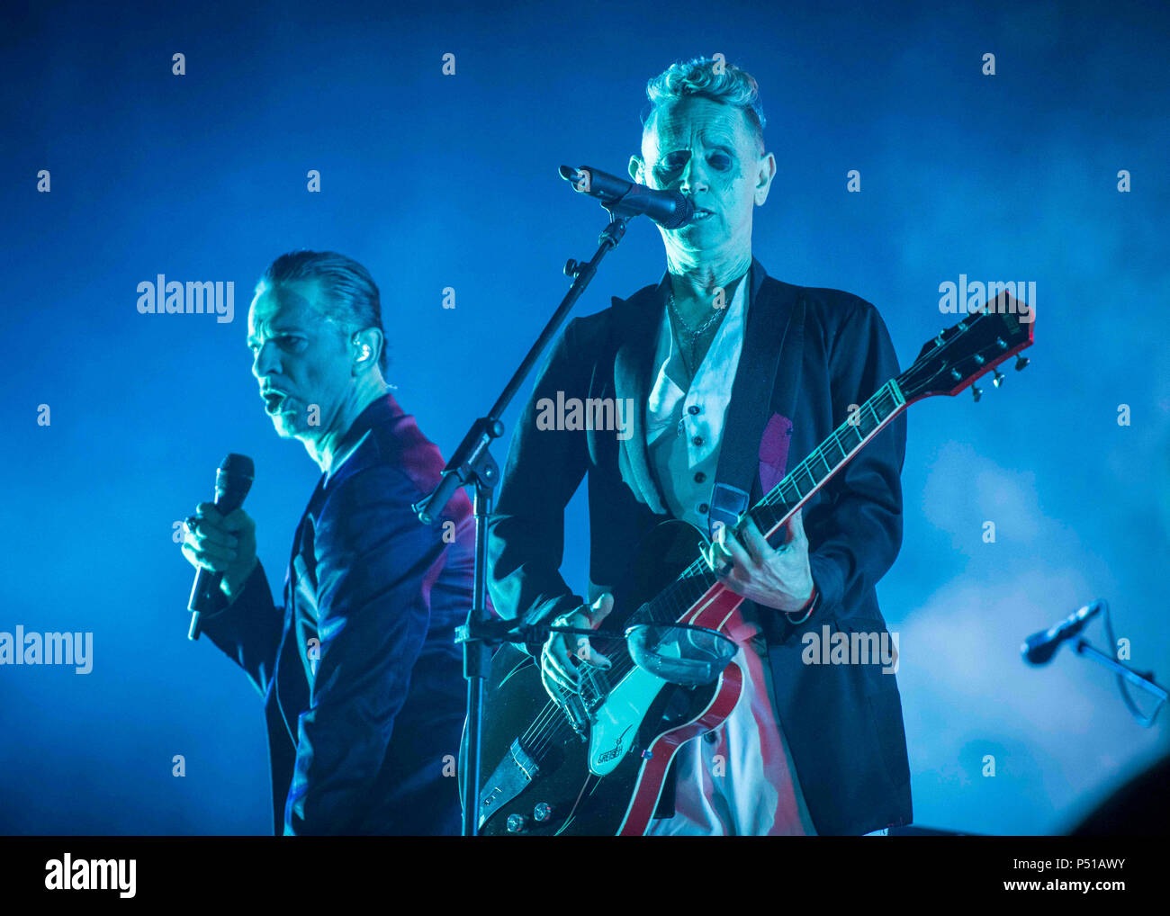 Martin Gore e Dave Gahan dai Depeche Mode esibirsi sul palco durante il Isle of Wight Festival presso Seaclose Park, Newport. Foto Stock