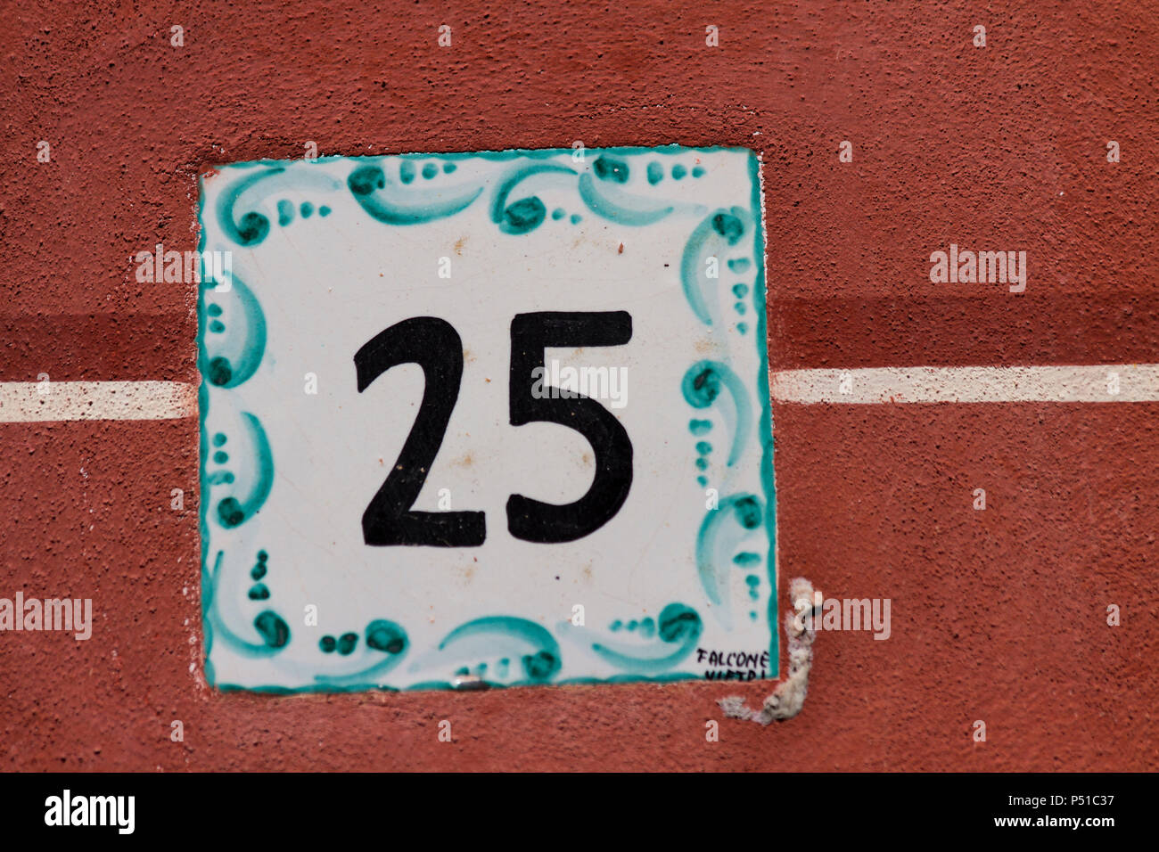PORTOFINO, Italia - 29 Aprile 2017: Decorative street numero di targa da Portofino, Italia. Portofino è una delle più famose città di villeggiatura sulla Ital Foto Stock