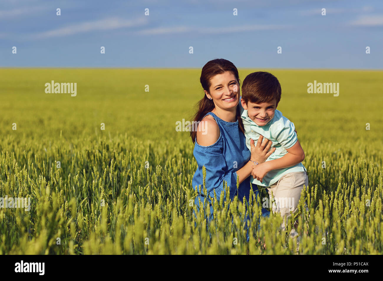Madre e figlio giocare divertimento nel campo. Foto Stock