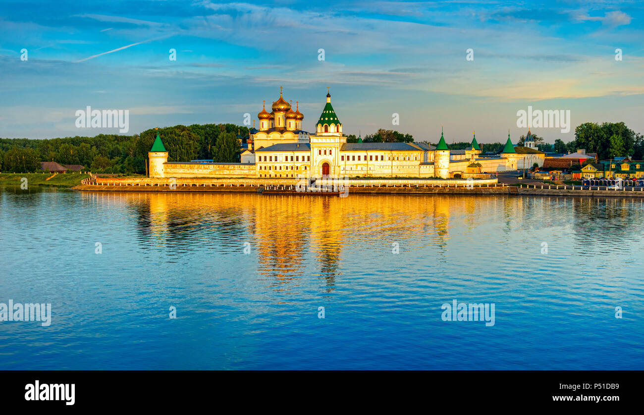 Il monastero Ipatiev-monastero nella parte occidentale di Kostroma sulle rive del fiume dello stesso nome vicino alla sua confluenza con il fiume Volga. A Kostroma, R Foto Stock