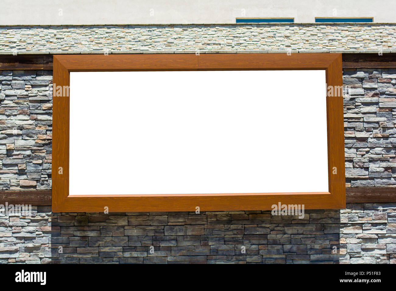 Legno orizzontale poster sulla pietra parete testurizzata. Modello vuoto Foto Stock