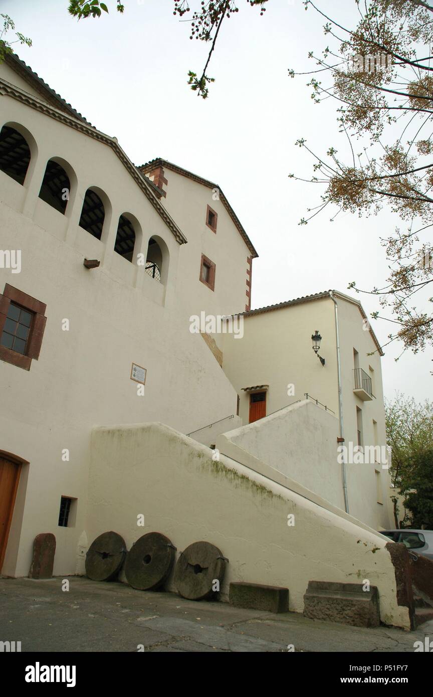 Il museo municipale VICENÇ ROS. Ubicado en una parte de las dependencias del antiguo convento de Capuchinos, construído a finales del siglo XVII. Vista del esterno. MARTORELL. Comarca del Baix Llobregat. Provincia de Barcelona. Cataluña. Foto Stock