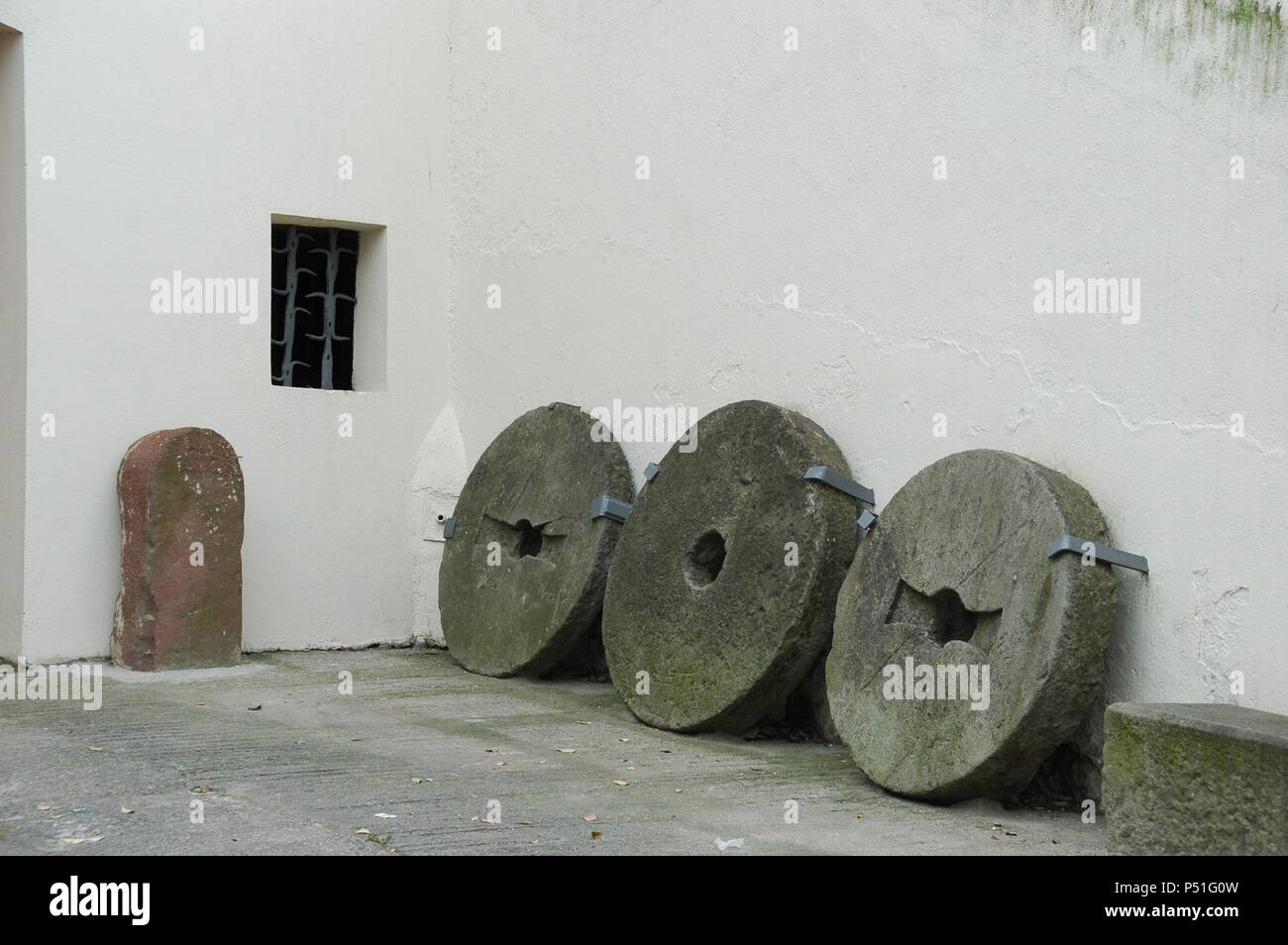 Il museo municipale VICENÇ ROS. Ubicado en una parte de las dependencias del antiguo convento de Capuchinos, construído a finales del siglo XVII. Detalle de unas RUEDAS DE MOLINO. MARTORELL. Comarca del Baix Llobregat. Provincia de Barcelona. Cataluña. Foto Stock