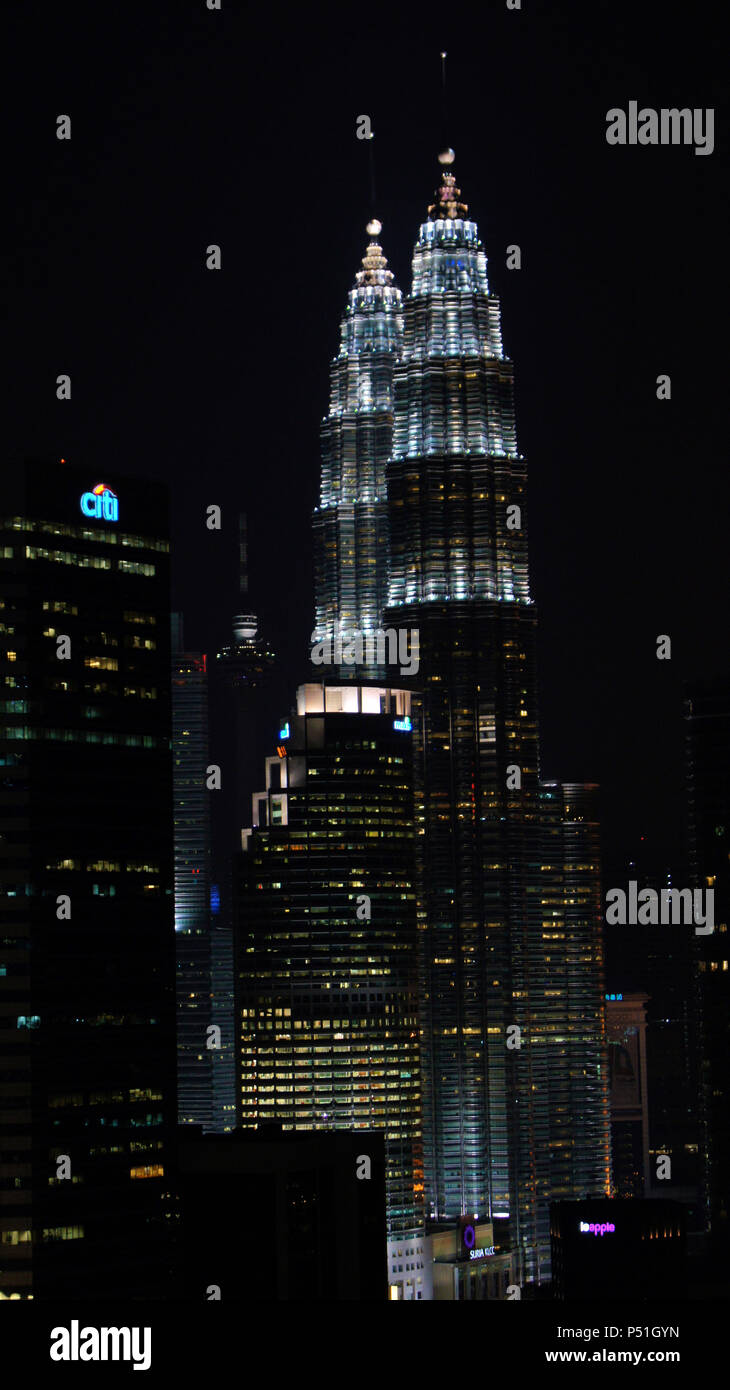 KUALA LUMPUR, Malesia - 13 aprile: Petronas Twin Towers e la città di notte di scena. Foto Stock