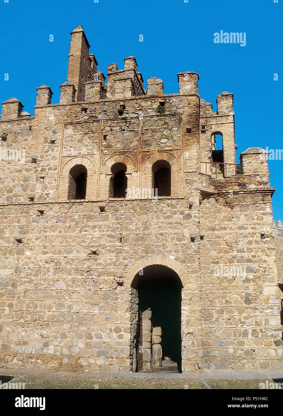 ARTE islamico. ESPAÑA. ANTIGUA Puerta de Bisagra o Puerta de Alfonso VI. Del s. IX, es la única que se conserva de época musulmana. Esta se encuentra flanqueada por una torre saliente de planta cuadrada. Toledo. Castilla-La Mancha. Foto Stock