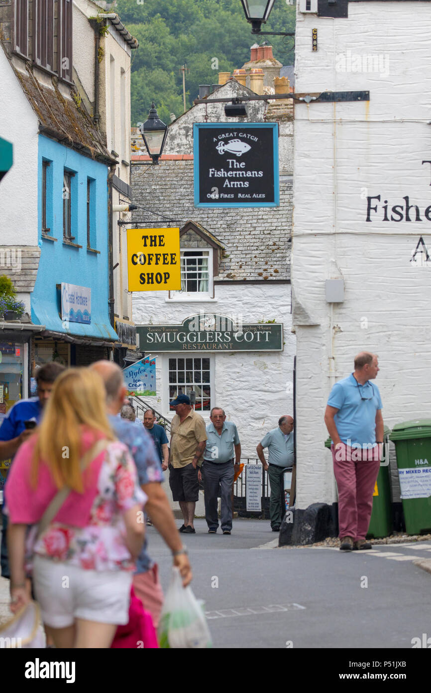 Persone e visitare la piccola città di pescatori di Looe attraverso le numerose stradine della città su una giornata d'estate, Looe, Cornwall, Regno Unito Foto Stock