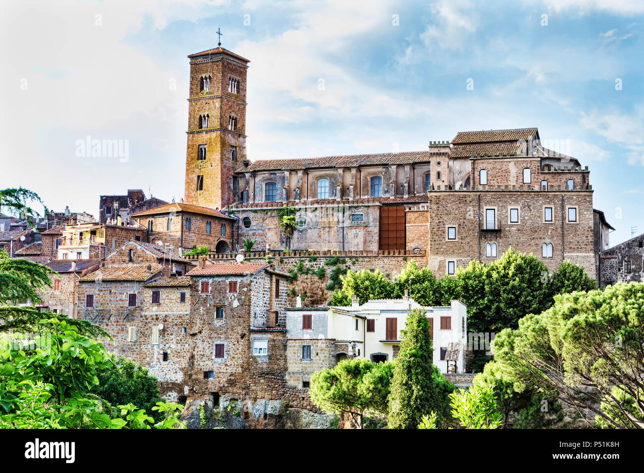 Paesaggio di Antico Borgo di Sutri e il campanile di Santa Maria Assunta s Concattedrale Foto Stock