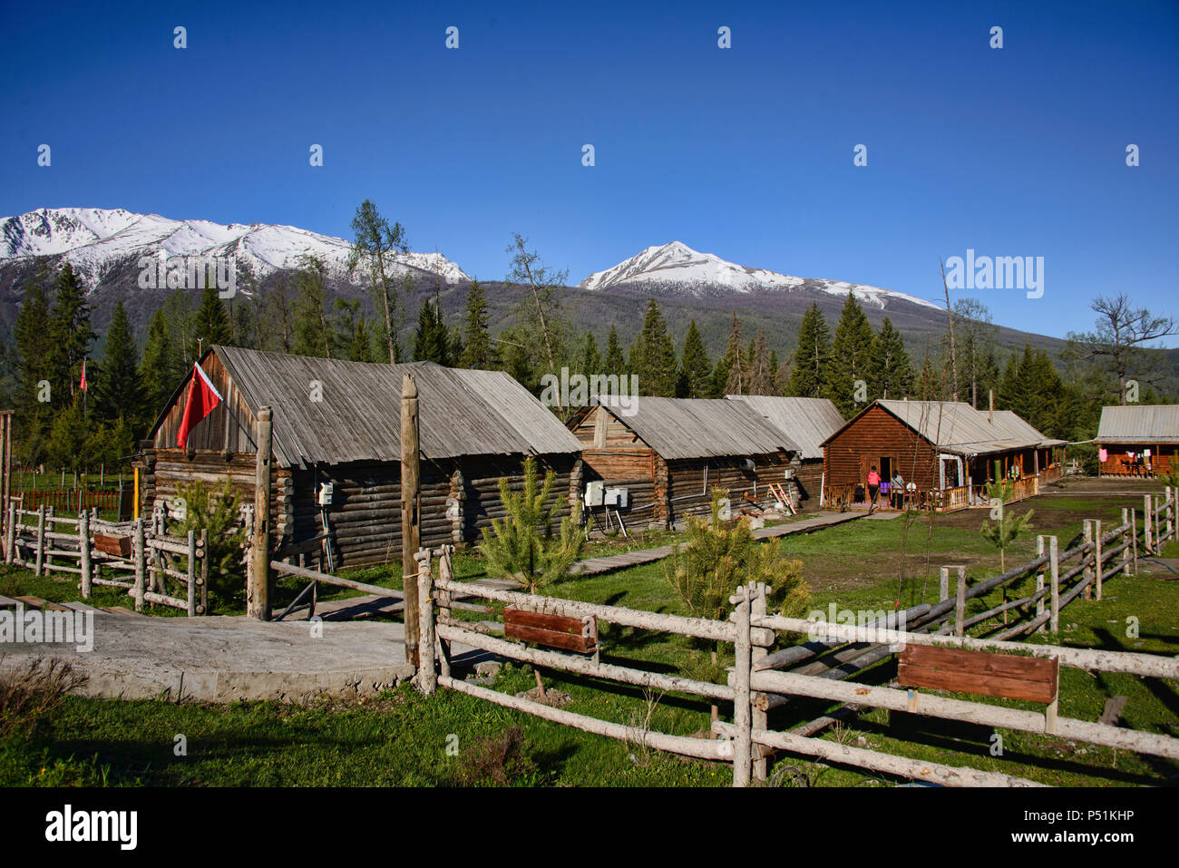 Casa di legno in Tuvan etnica village, Kanas Lake National Park, Xinjiang, Cina Foto Stock