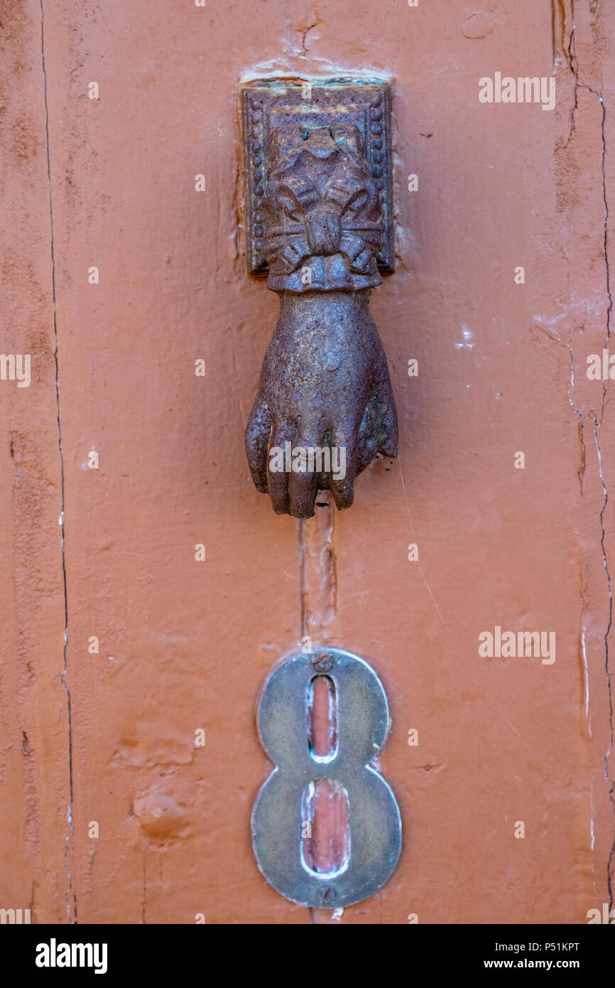 Rusty sagomata a mano porta in ferro respingente su una porta di casa a Le Faou, Bretagna Francia Foto Stock