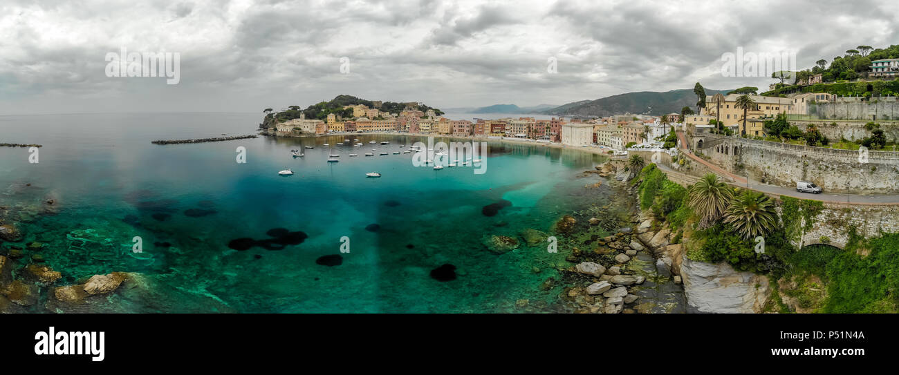 Vista aerea di Sestri Levante città in Liguria, Italia. Scenic mediterraneo sulla costa azzurra. Centro storico con case colorate e spiaggia di sabbia a b Foto Stock