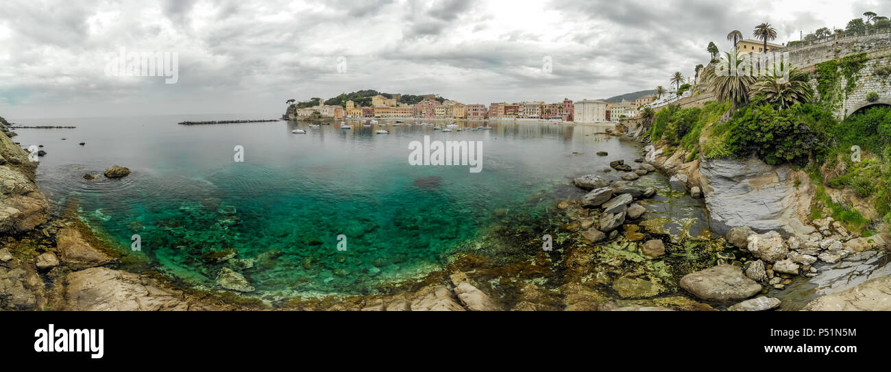 Vista aerea di Sestri Levante città in Liguria, Italia. Scenic mediterraneo sulla costa azzurra. Centro storico con case colorate e spiaggia di sabbia a b Foto Stock