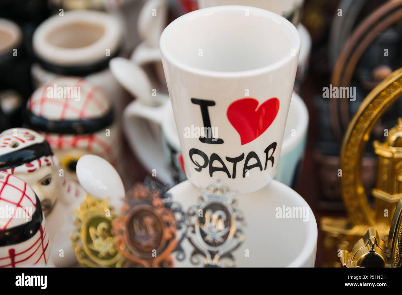 Doha, Qatar - Mart, 2018: io amo il Qatar logo su bianco tazza souvenir. Negozio di souvenir nel Souq Waqif street. Foto Stock