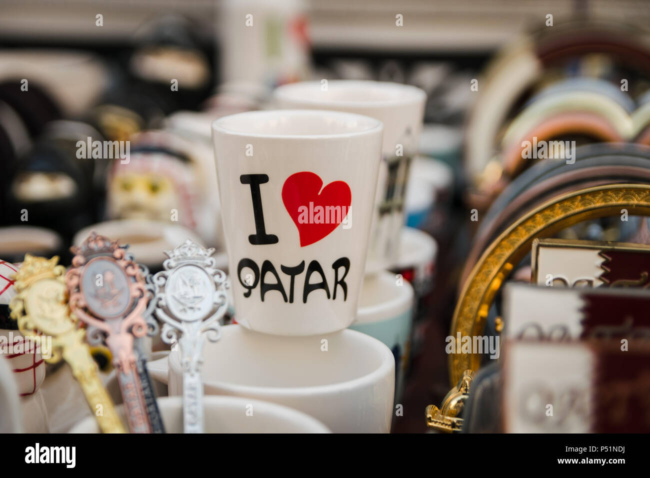 Doha, Qatar - Mart, 2018: io amo il Qatar logo su bianco tazza souvenir. Negozio di souvenir nel Souq Waqif street. Foto Stock