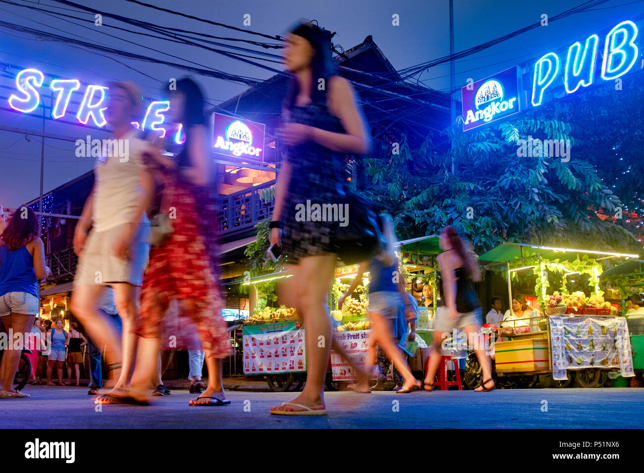 I turisti in pub street, Siem Reap, Cambogia Foto Stock