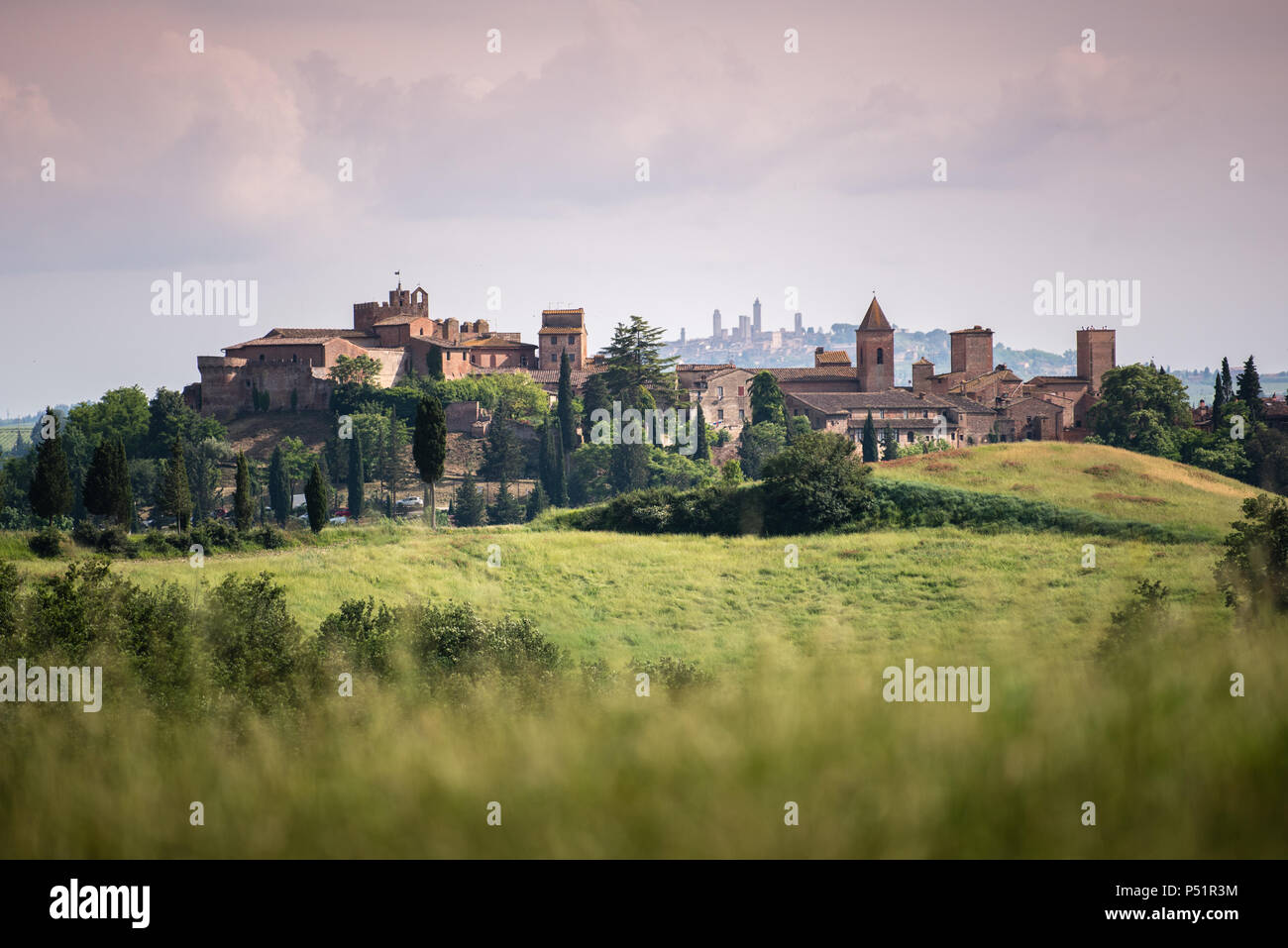 Suggestivo panorama del borgo medievale di Certaldo Città vecchia, Italia, con torri di San Gimignano sullo sfondo, tipica italiana e campagna toscana Foto Stock