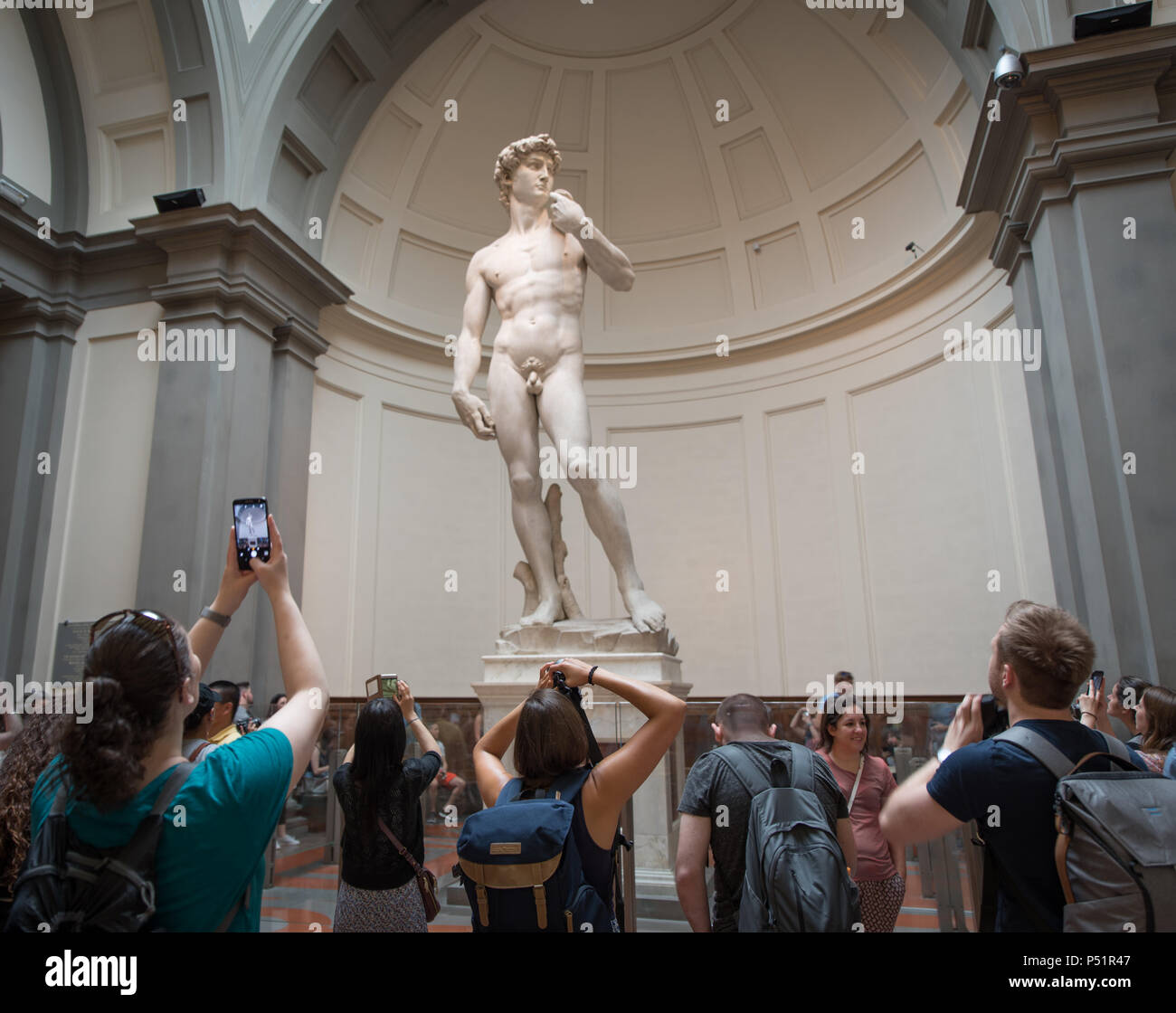I visitatori in un museo di Firenze, Accademia di belle arti (Galleria dell'Accademia) osservare e fotografare la statua del David di Michelangelo Foto Stock