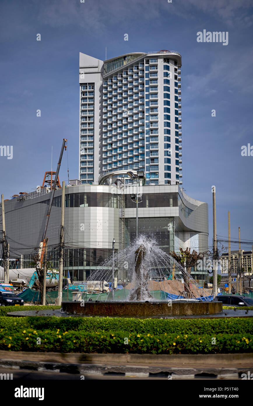 Thailandia sito in costruzione. Edificio tailandese sito. Il nuovo sviluppo, shopping mall progetto. Il morsetto 21, Pattaya, sud-est asiatico. Foto Stock