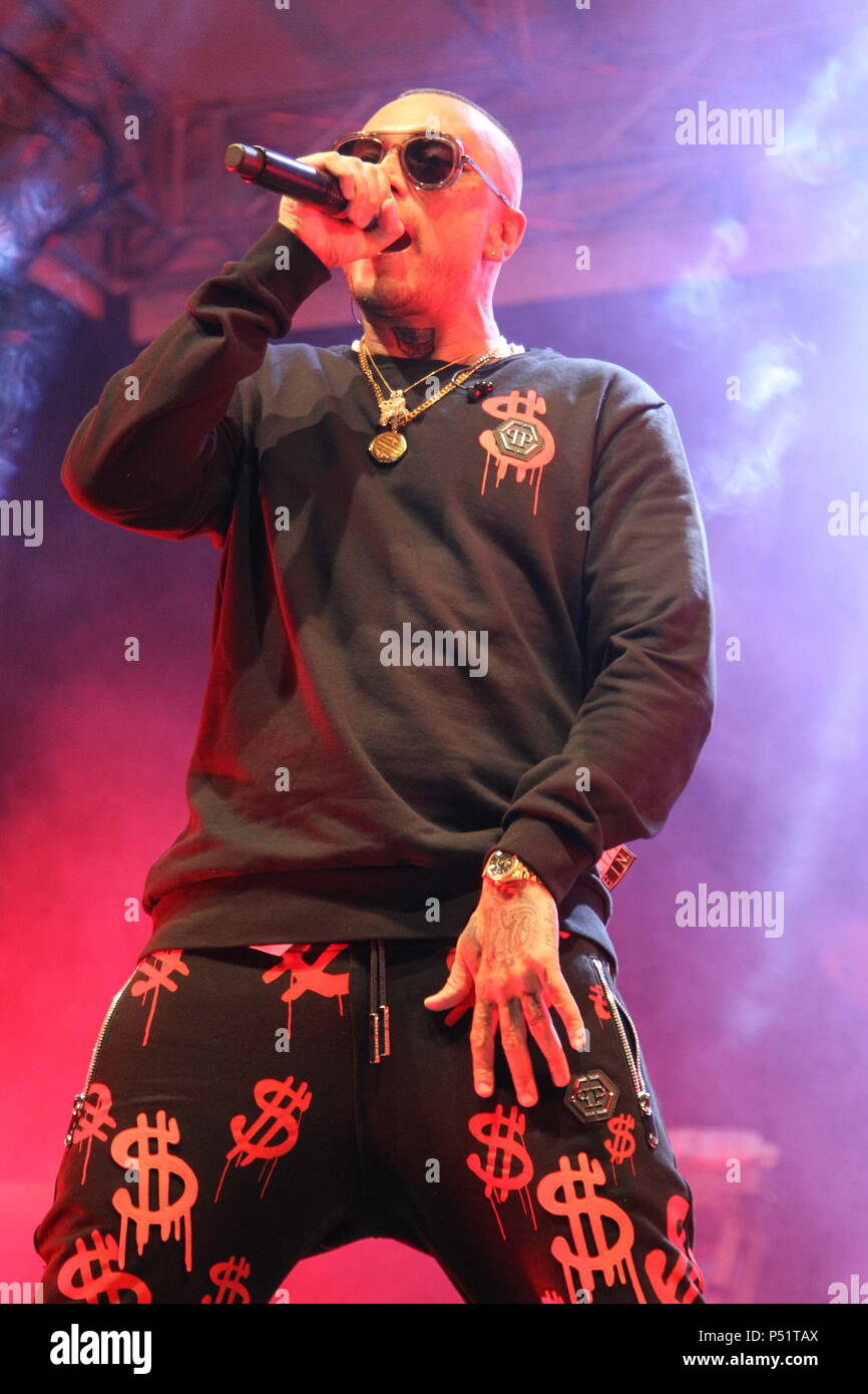 Napoli, Italia. Il 23 giugno, 2018. Gue Pequeno concerto presso l'Arenile di Bagnoli con la fase del 'gentleman Summer Tour'.In foto Gue Pequeno. Credito: Salvatore Esposito/Pacific Press/Alamy Live News Foto Stock