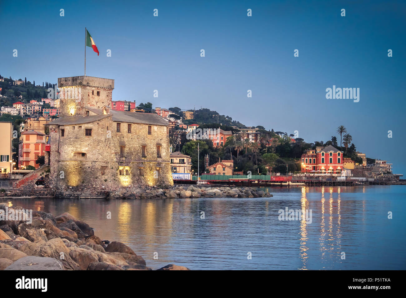 Il castello di italiano al crepuscolo - Rapallo - Genova - riviera italiana di notte Foto Stock