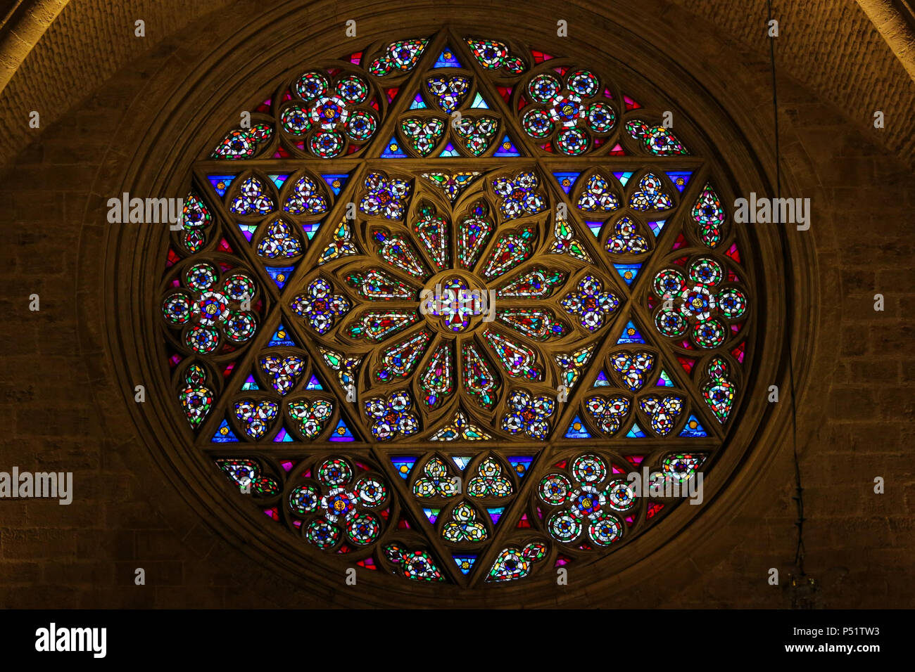 Il vetro macchiato Rosone (1354) nella Cattedrale di Valencia, Valencia, Spagna. Questa finestra viene chiamato salomo, per trattenere la stella del re Davide. Foto Stock