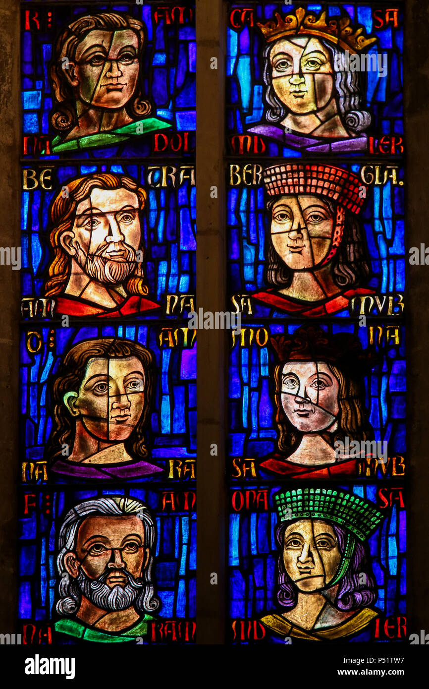 Vetro colorato nella Cattedrale di Valencia, Valencia, raffiguranti i volti del borgo medievale di Royals Foto Stock