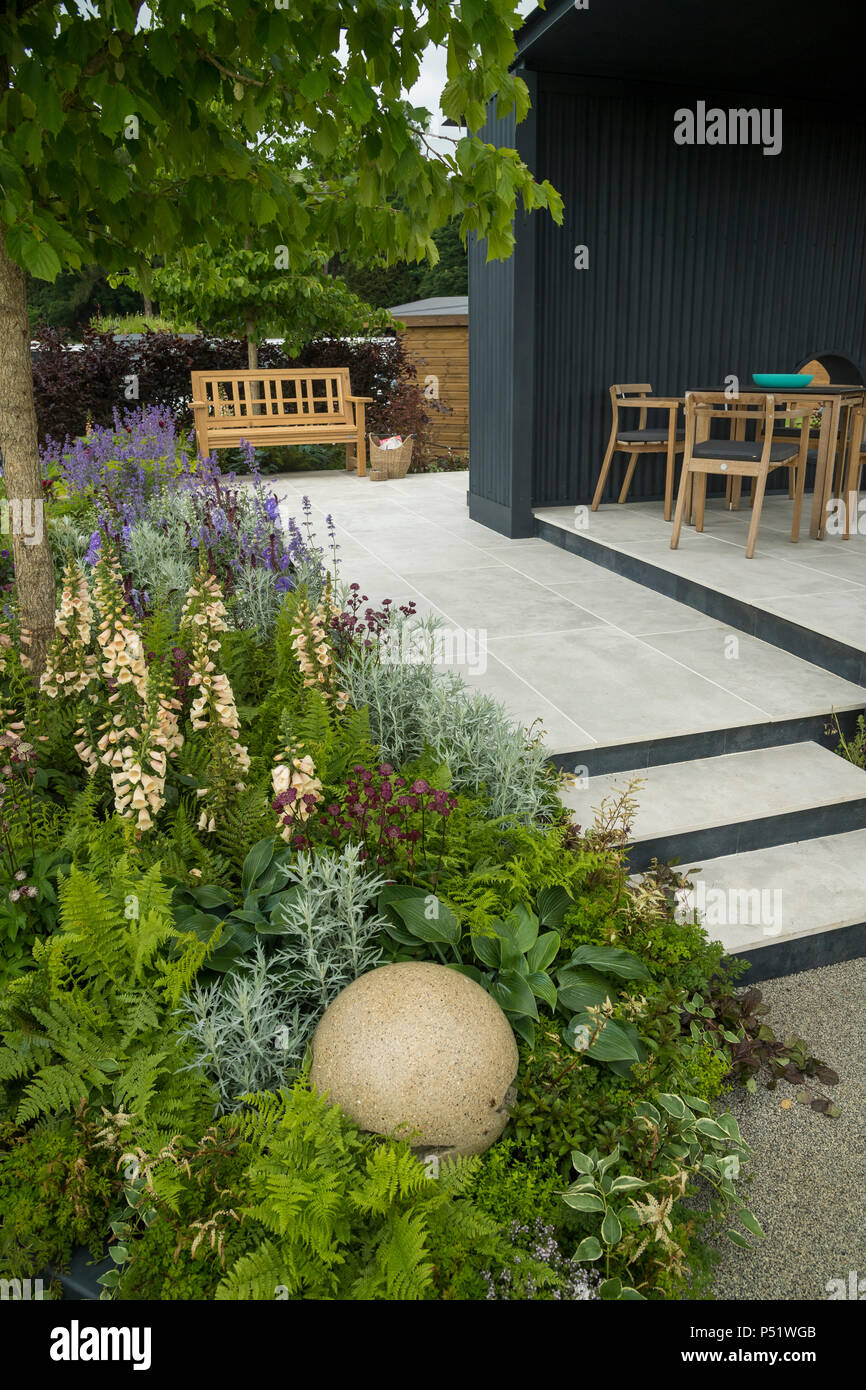 Pavimentazione, piante da giardino, posti a sedere all'aperto e area da pranzo - CCLA : una famiglia Giardino, RHS Chatsworth Flower Show, la Chatsworth House, Derbyshire, Inghilterra, Regno Unito. Foto Stock