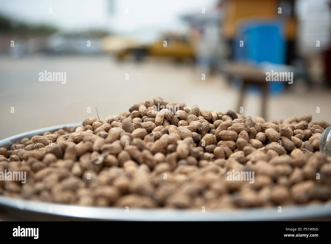 Arachidi (Arachis hypogaea) per la vendita al mercato di Yoff Dakar, Senegal. Foto Stock