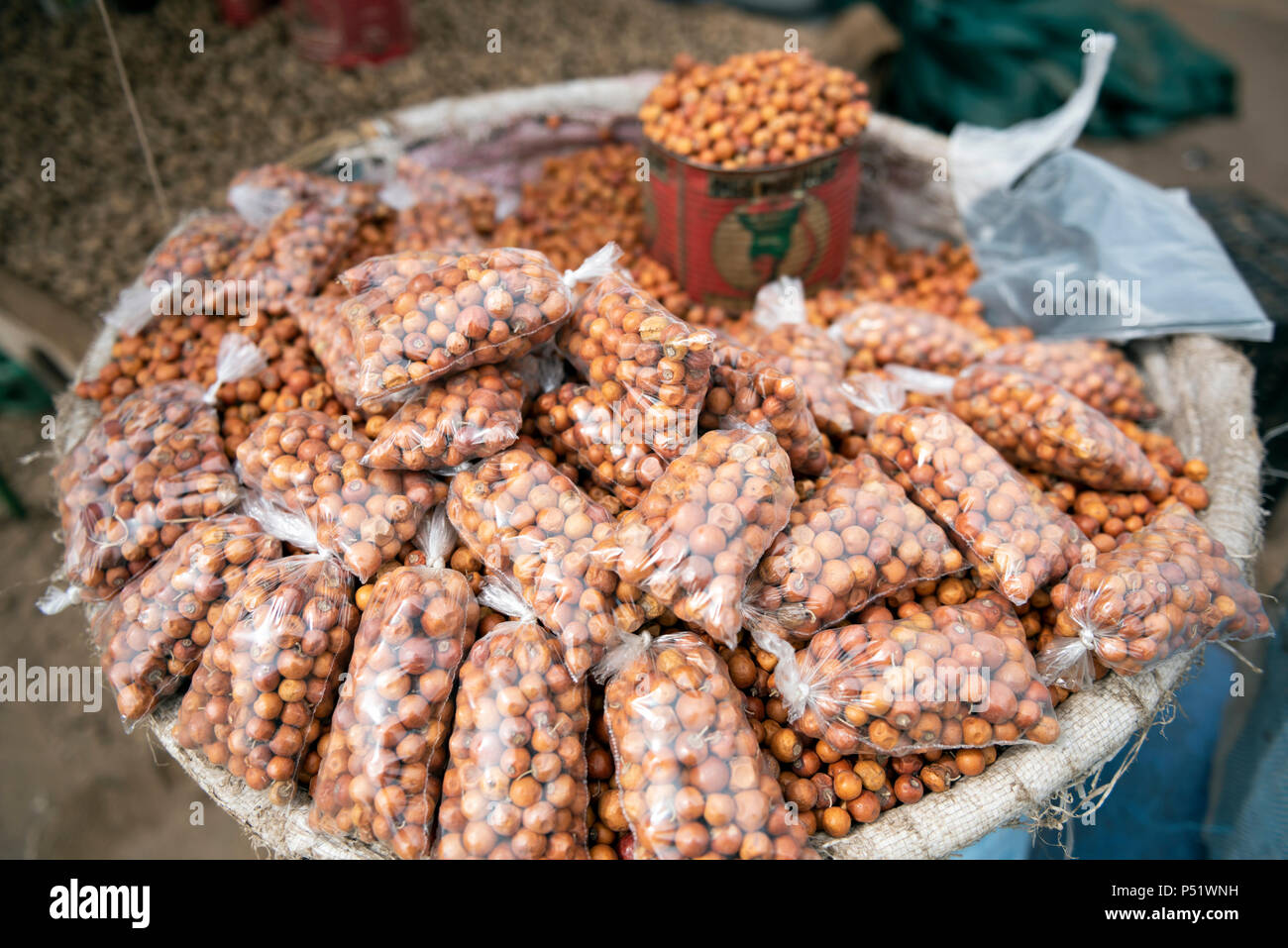 Ziziphus mauritiana (Sidem o Jujube frutta) per la vendita al mercato di Yoff Dakar, Senegal. Foto Stock