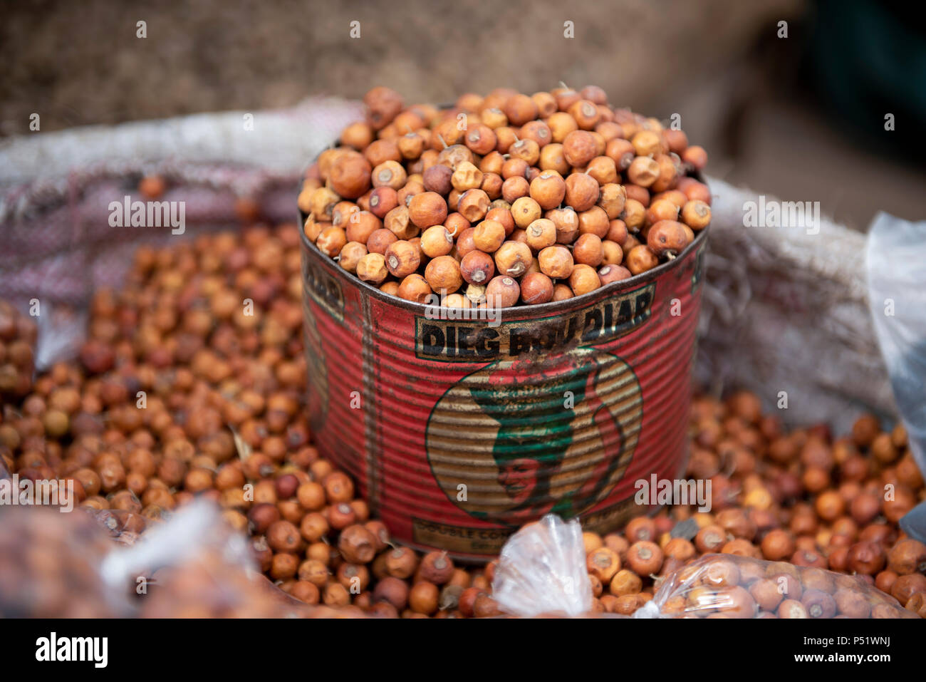 Ziziphus mauritiana (Sidem o Jujube frutta) per la vendita al mercato di Yoff Dakar, Senegal. Foto Stock