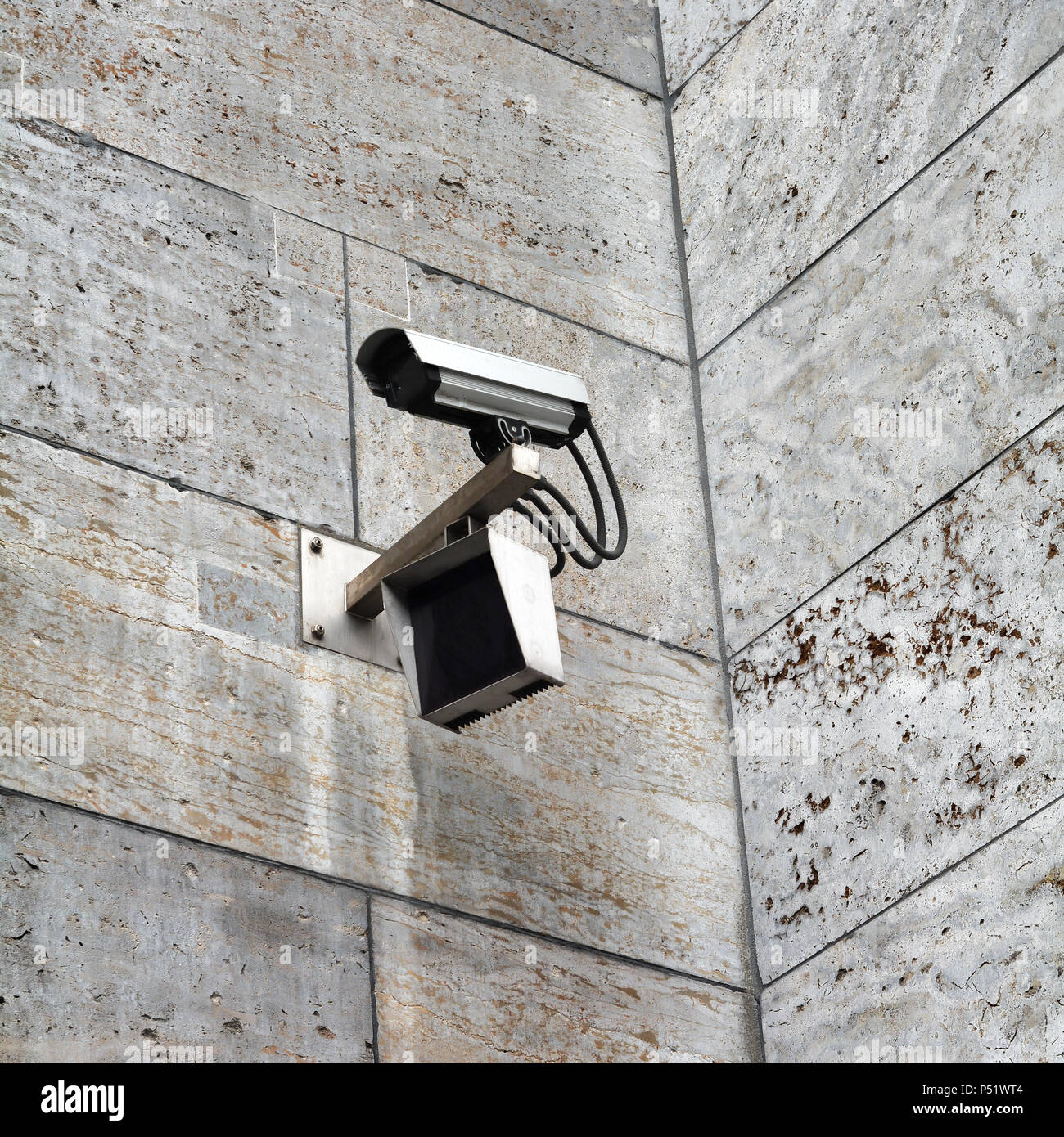 Videocamera di sorveglianza in un edificio di Berlino Foto Stock