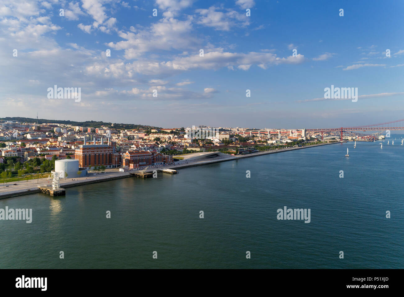Vista aerea della città di Lisbona con le barche a vela sul fiume Tago e il 25 di aprile del ponte sullo sfondo; concetto per il viaggio in Portogallo e Foto Stock