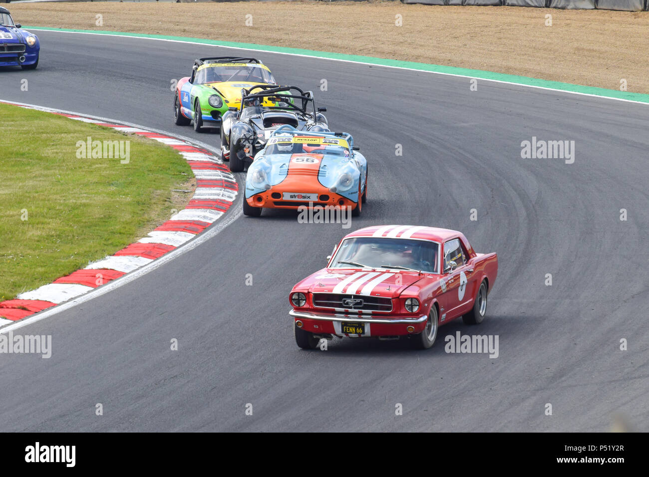 Classico Ford Mustang intorno a Brands Hatch Foto Stock