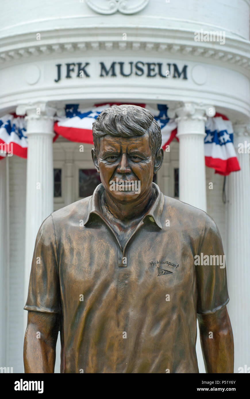 Il presidente John Fitzgerald Kennedy statua che si trova nella parte anteriore del Museo JFK, Hyannis, Barnstable County, Cape Cod, Massachusetts, STATI UNITI D'AMERICA Foto Stock