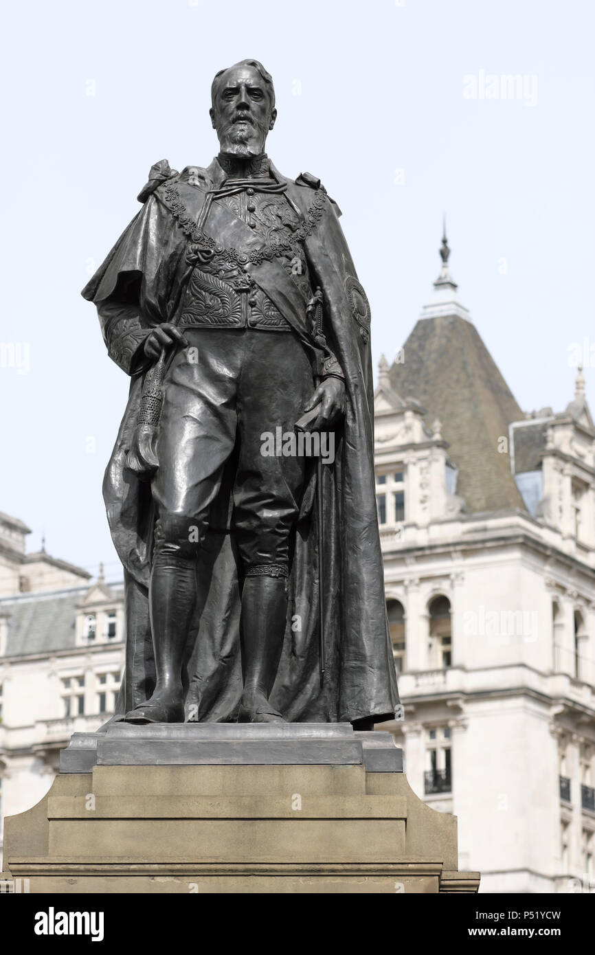 Spencer Compton, ottavo duca di Devonshire statua in Whitehall London REGNO UNITO nato 1833 morì 1908 Foto Stock