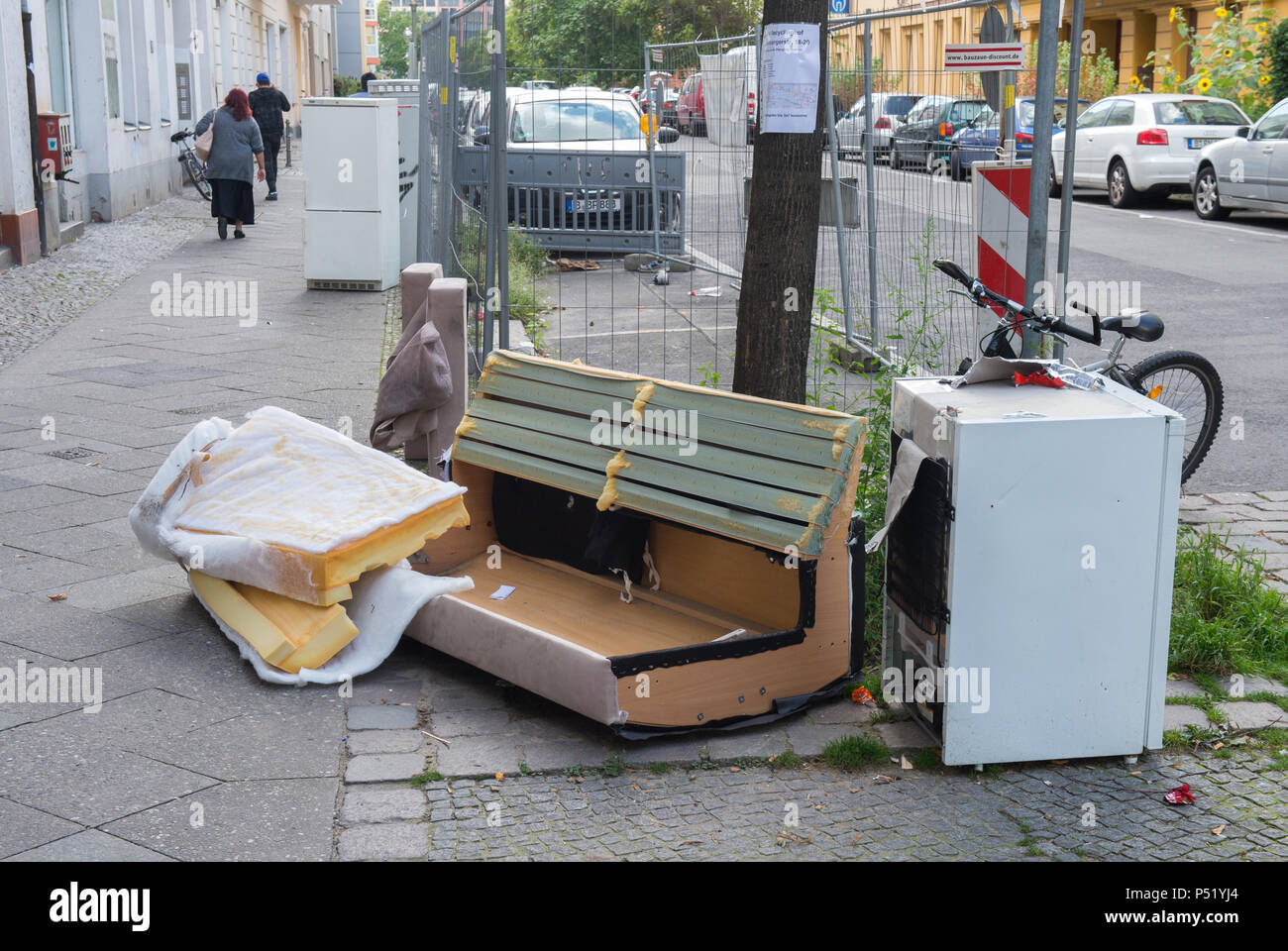 Parcheggiati illegalmente i rifiuti ingombranti per le strade di Berlino Foto Stock