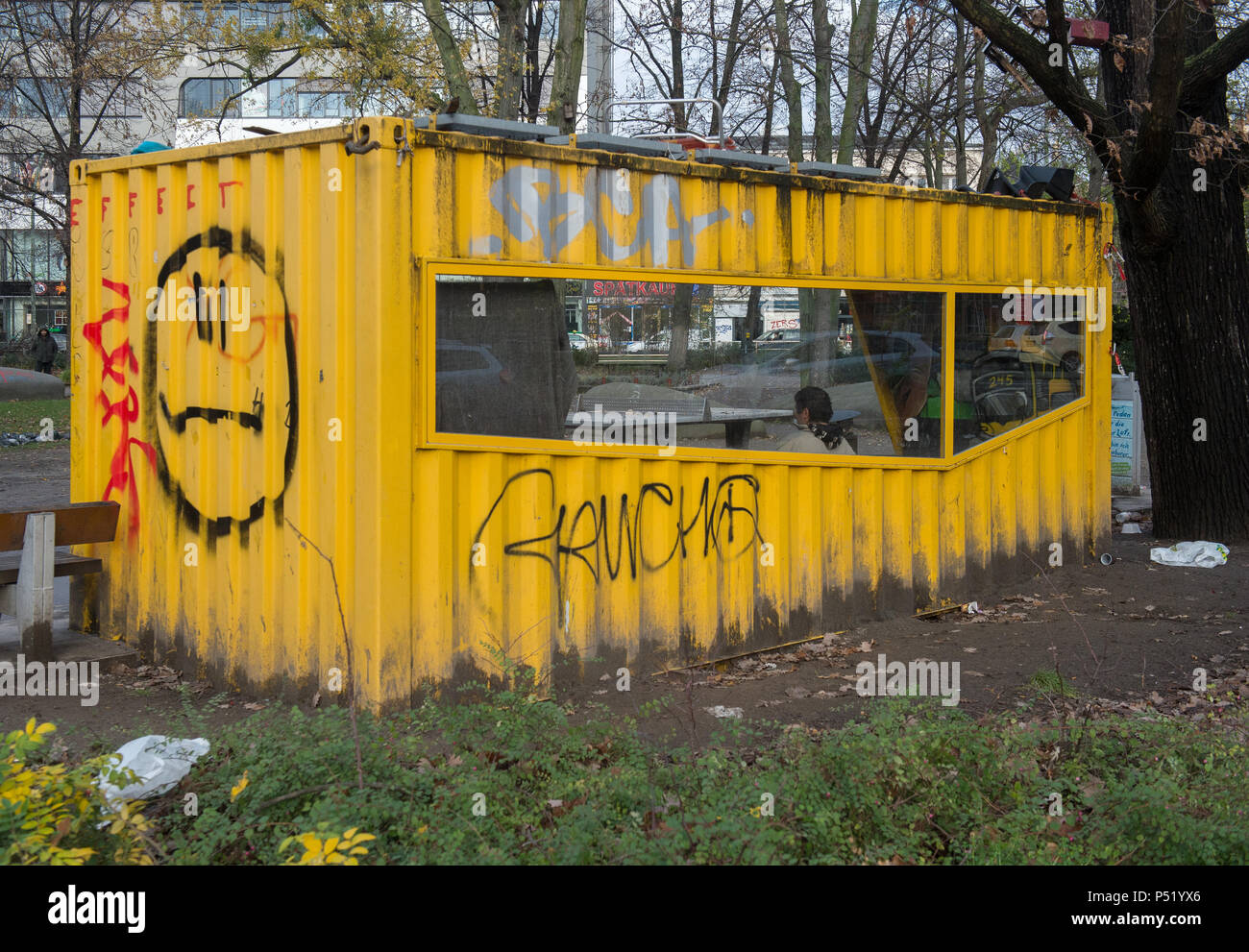 Area soggiorno per il bere in scena il piccolo zoo e Ottopark nella zona stazione della metropolitana Turmstr. Foto Stock