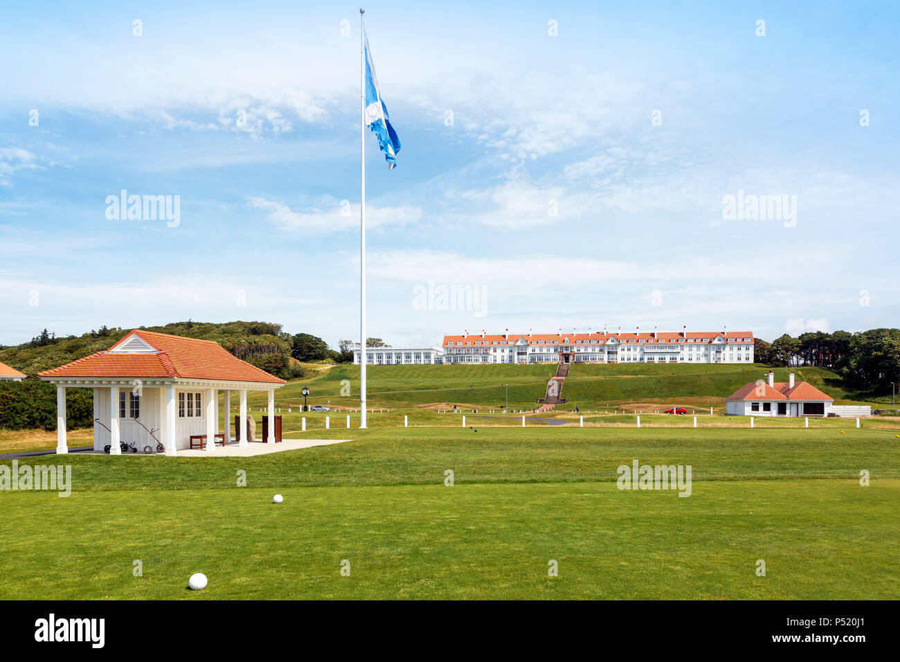 Trump Turnberry hotel e i partenti hut guardando oltre il primo tee sull'Ailsa Corso, Turnberry Ayrshire, in Scozia Foto Stock